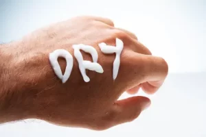 لماذا يجب استخدام مرطبات البشرة الجافة في روتينك اليومي